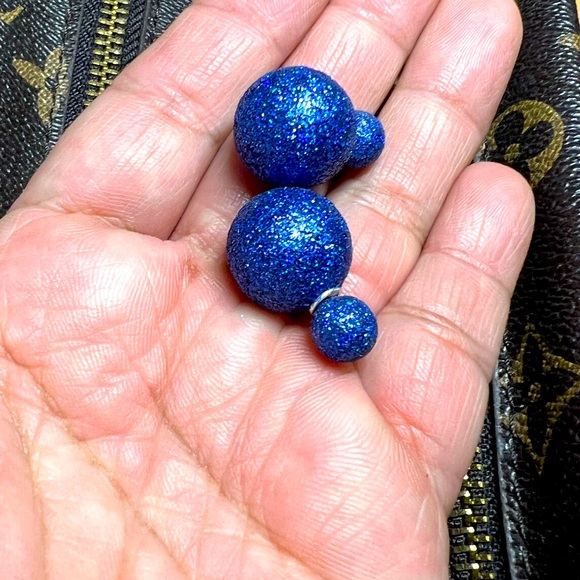 Double side glittery earrings in blue - Picture 6 of 7